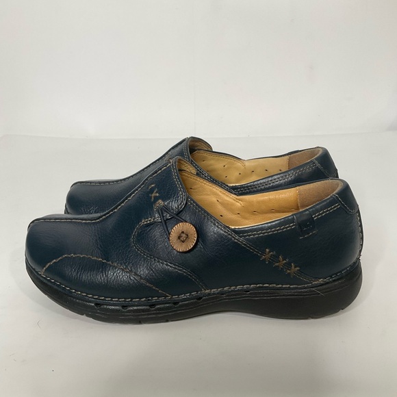 Clarks Un Loop Unstructured leather slip-on loafers in navy blue. main image 10